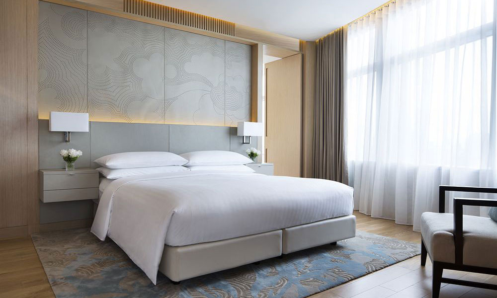上海酒店家具厂-实木材质的酒店家具在选材上有哪些技巧？